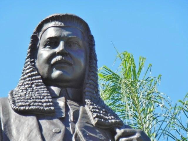 Obrázek Thomas Joseph Ryan. statue brisbane moustache wig judge law cbd thomasjosephryan