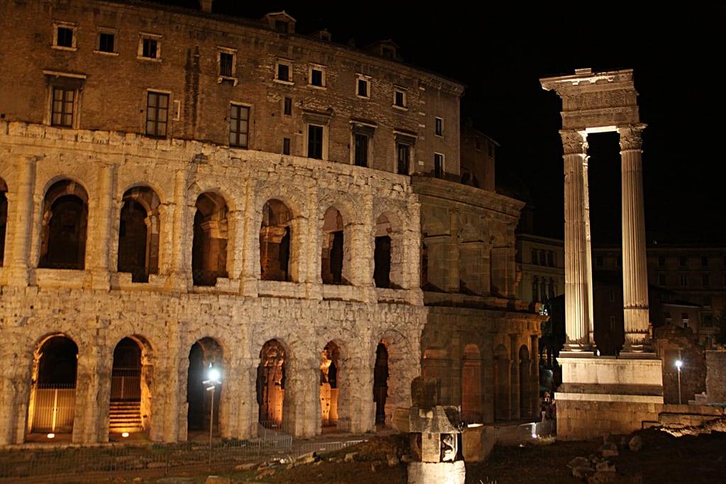 Billede af Theatre of Marcellus. teatromarcello roma rome marcello night nocturna nocturne