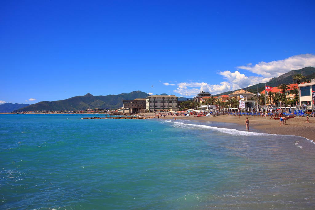 82 Méter hosszú strand képe. italien sea meer italia liguria pietra ligure savona ligurien