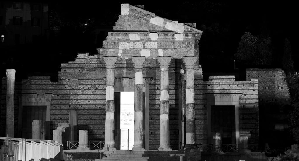 Tempio Capitolino görüntü. bw roma nikon musei bn antica via nikkor brescia notturna notte biancoenero dx rovine tempio capitolino d7000 118g