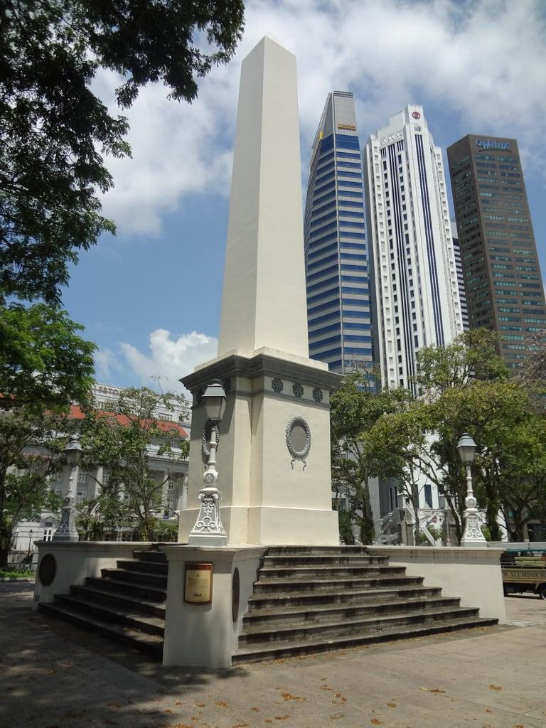 Attēls no Dalhousie Obelisk. china road 6 building tower skyscraper singapore branch place battery bank obelisk standard sg dalhousie raffles 1850 chartered maybank