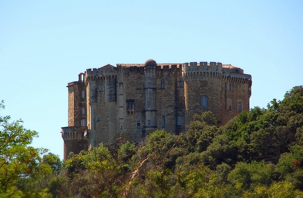 Image of Château de Suze la Rousse. architecture vacances chateau moyenage