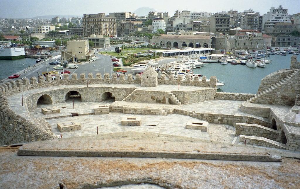 Koules の画像. architecture boat building coast crete fort grc greece harbour heraklion koulesfortress transportation vacation vehicle water