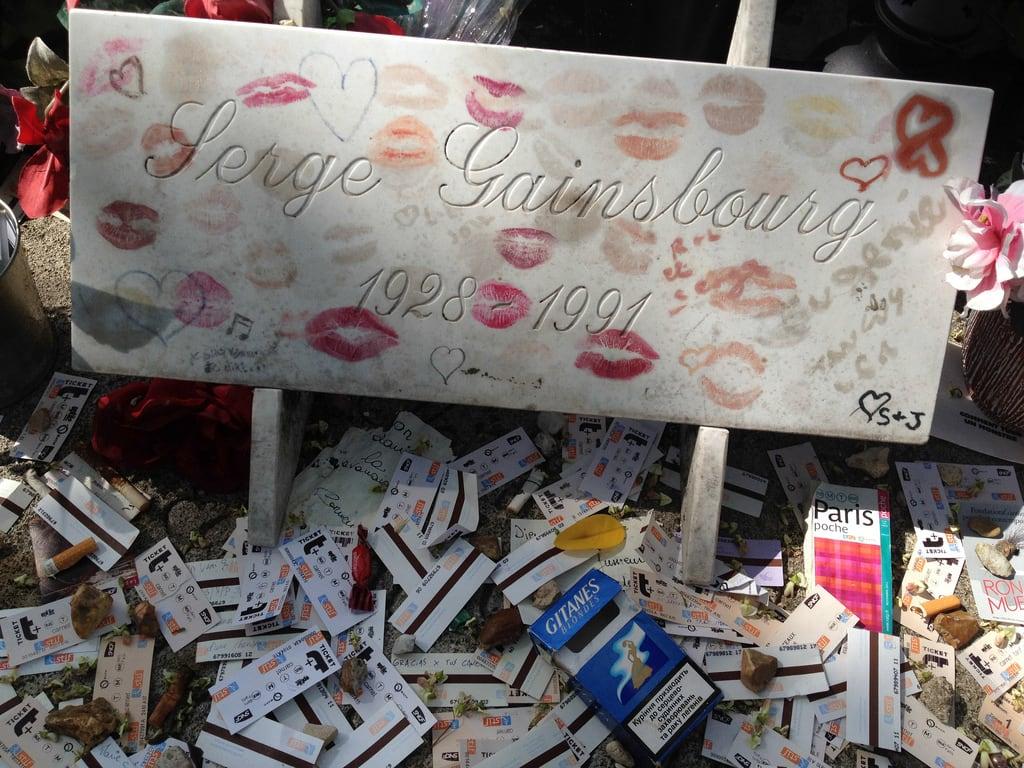 Billede af Serge Gainsbourg. paris france graveyard îledefrance gravestone lipstick sergegainsbourg