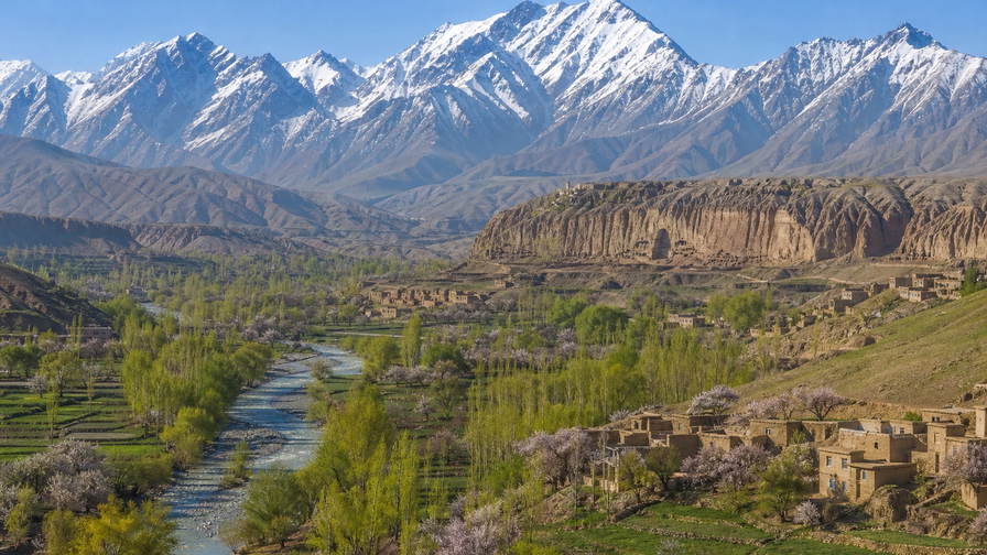 Afghanistan: bergkam-vlecht van de Hindu Kush over hoogdal-chopbanden onder handels-cumulus, kopernevel van weiland in Panjshir naar perkamentstapels bij kliffen van Bamiyan en rivierlint bij Kabul bij droge-bazaar-ponton-groeven plus abrikozenbloesem-stuifmeel in de hero - achtergrond voor AFN markt-streepjes, USD informele-charter-stempelvouwen bij transport-glijkais en gedroogd-fruit-weegbriefjesbanden.