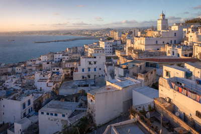 Algerije: witgekalkte kasbah-trappen boven de baai, palmboulevards uit de koloniale tijd en olijfgaarden voor de Atlas in de hero - haak voor broodjes, muntthee en huur op de hellingen van Algiers.