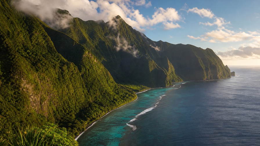 Amerikaans Samoa: smaragd-vlecht van Tutuila-regenwoud over Pago Pago-haven golfbanden onder handelsstapelwolken, kopernevel boven strand van Ofu naar perkamentstapels bij Pola Island en kliflint van Nationaal Park Amerikaans Samoa op rug van Vatia plus miststof bij zeebogen van Ta'u in de hero - achtergrond voor USD markt-streepjes, charter-stempelvouwen bij veerboot-glijkais naar Aunu'u en banaan-weegbriefjesbanden in Fagatogo.