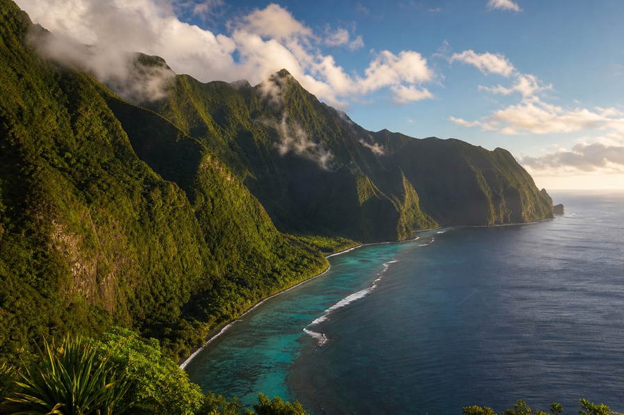 Amerikaans Samoa: smaragd-vlecht van Tutuila-regenwoud over Pago Pago-haven golfbanden onder handelsstapelwolken, kopernevel boven strand van Ofu naar perkamentstapels bij Pola Island en kliflint van Nationaal Park Amerikaans Samoa op rug van Vatia plus miststof bij zeebogen van Ta'u in de hero - achtergrond voor USD markt-streepjes, charter-stempelvouwen bij veerboot-glijkais naar Aunu'u en banaan-weegbriefjesbanden in Fagatogo.
