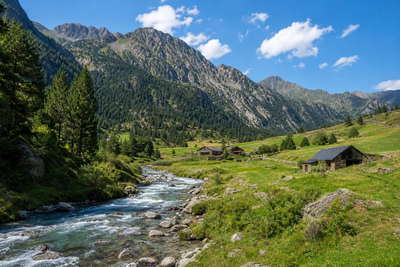 Andorra: granieten torens in de Pyreneëen die uitmonden in valleien van smeltwaterbeken, leien-dakdorpjes op terrassen boven smaragdgroene strengen en skimiddelpunten-kammen in hooggebergte-licht in de hero-foto - visuele haak voor duty-free grensboodschappen, berghoreca-rekeningen en huur-snapshots voor appartementen in Escaldes-Engordany.