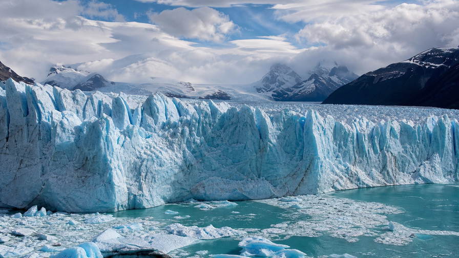 Argentinië: Perito Moreno ijswand turkoois vlecht over Lago Argentino golfbanden onder handelsstapelwolken, Iguazu halve cirkel mist vlecht Misiones oerwoud naar kopernevel wijngaarden Malbec in Mendoza en perkamentlint op Aconcagua puinhelling plus Buenos Aires Palermo poloveder in de hero - achtergrond voor ARS kioskplooien, USD estancia-charter-stempelvouwen in El Calafate jachthaven ijsglijkaais en benzineribbel op de Beaglestraat bij Ushuaia.