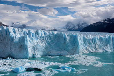 Argentinië: Perito Moreno ijswand turkoois vlecht over Lago Argentino golfbanden onder handelsstapelwolken, Iguazu halve cirkel mist vlecht Misiones oerwoud naar kopernevel wijngaarden Malbec in Mendoza en perkamentlint op Aconcagua puinhelling plus Buenos Aires Palermo poloveder in de hero - achtergrond voor ARS kioskplooien, USD estancia-charter-stempelvouwen in El Calafate jachthaven ijsglijkaais en benzineribbel op de Beaglestraat bij Ushuaia.