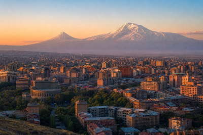 Armenië: blauwe Sevan-plateaus, Geghard-rotskerken en roze tufsteegjes in Jerevan in de hero - duo voor lavash-bundels, dolma-schalen en marshrutka-ritjes per zitplaats.