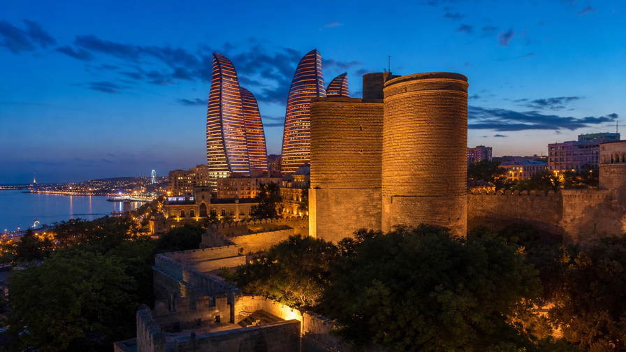 Azerbeidzjan: Flame Towers-glas boven de Kaspische Zee, Icherisheher-stenen muren en moddervulkanen bij Gobustan in de hero - haak voor granaatappelsap, pilaf met kastanje en huur aan de kade.