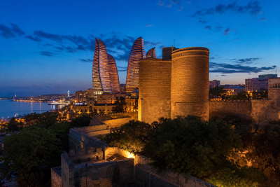Azerbeidzjan: Flame Towers-glas boven de Kaspische Zee, Icherisheher-stenen muren en moddervulkanen bij Gobustan in de hero - haak voor granaatappelsap, pilaf met kastanje en huur aan de kade.