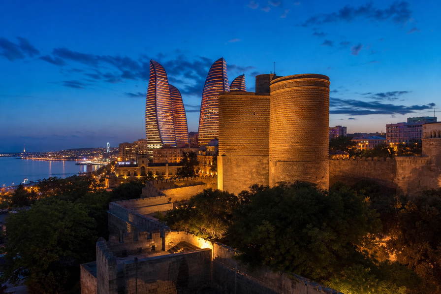 Azerbeidzjan: Flame Towers-glas boven de Kaspische Zee, Icherisheher-stenen muren en moddervulkanen bij Gobustan in de hero - haak voor granaatappelsap, pilaf met kastanje en huur aan de kade.