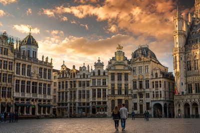 België: Art-nouveau-gevels in Brussel, bakstenen gildehuizen in Gent en Noordzeepromenades in de banner - beeld bij frietkoten, trappistenbier en tweetalige huurgidsen.