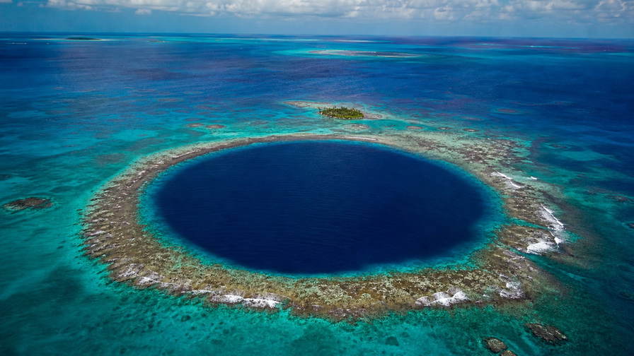 Belize: kobaltblauw oog van de Great Blue Hole dat een turkooizen riffengordel rond Lighthouse Reef vlecht onder passaat-cumulus, jadegroene rifgleuf van Hol Chan naar stapels pangas bij de steiger van Ambergris Caye en kreeft-ijskisten-glans op de stoep van Placencia met mahonie-bronsrand van Mountain Pine Ridge in de hero - achtergrond voor briefjes voor snorkeltrips in Belize-dollar (BZD), gevouwen tankbonnen voor watertaxi's en weegbriefjes voor cacaopeulen van kruidenboerderijen.