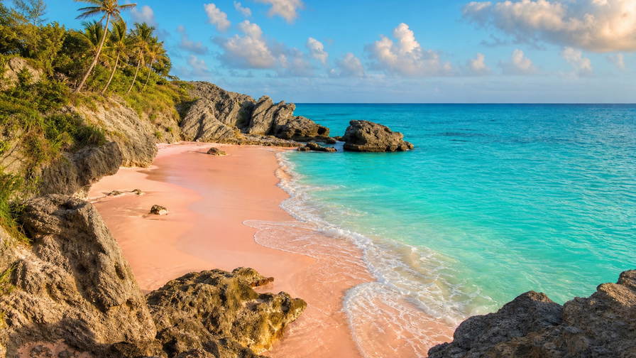 Bermuda: boterachtig roze koraalzandband bij Horseshoe Bay dat kalkstenen rotsblokken onder handels-cumulus vlecht, jadekleurige druipsteen-nevel van Crystal Caves naar pastelkleurige gevelstapels in het UNESCO-werelderfgoed St George's en koperkleurige rookpluimen bij Royal Naval Dockyard met nevelband bij Gibbs Hill Lighthouse in de hero - achtergrond voor fish-fry-briefjes in Bermuda-dollar (BMD), gevouwen USD-jachtprovisie-stempels bij ijskades van de jachthaven bij Hamilton Princess en weegbriefjes voor ceder souvenirs in Dockyard.