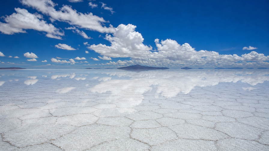 Bolivia: zeshoekige zoutscheuren in Salar de Uyuni die cactussen op Isla Incahuasi onder handels-cumulus vlechten, jadekleurige nevel aan de kam van de Cordillera Real door koperkleurige riet-nevel boven het Titicacameer naar staalkabel-stapels van Mi Teleferico boven La Paz en perkselstof van Cerro Rico in Potosí in de hero - achtergrond voor zoutwerkersbriefjes in Boliviano (BOB), gevouwen USD-tour-charter-stempels bij ijskades bij het locomotiefkerkhof in Uyuni en weegbriefjes voor textiel in Sucre.