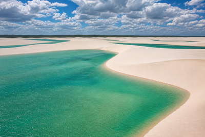 Brazilië: witte duinenkant van Lencois Maranhenses vlecht lagune-smaragd golfbanden onder handelsstapelwolken, kopernevel van Amazonas-igarapes naar Rio-baai granieten hoornstapels en perkamentlint van jacaranda in de Pantanal op kassei-Pelourinho in Salvador plus baroklatei-ril in Ouro Preto in de hero - achtergrond voor BRL feira-streepjes, USD jungle-lodge-charter-stempelvouwen bij drijvende steigers in Manaus op schuifsteigers en weegbriefjesbanden aan duinen in Florianopolis.