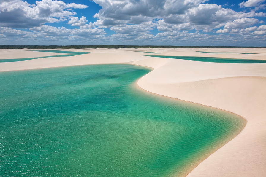 Brazilië: witte duinenkant van Lencois Maranhenses vlecht lagune-smaragd golfbanden onder handelsstapelwolken, kopernevel van Amazonas-igarapes naar Rio-baai granieten hoornstapels en perkamentlint van jacaranda in de Pantanal op kassei-Pelourinho in Salvador plus baroklatei-ril in Ouro Preto in de hero - achtergrond voor BRL feira-streepjes, USD jungle-lodge-charter-stempelvouwen bij drijvende steigers in Manaus op schuifsteigers en weegbriefjesbanden aan duinen in Florianopolis.