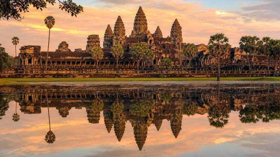 Cambodja: lotustorens van Angkor Wat die zijderoze vijverspiegelingen vlechten bij ochtendlicht in de jungle, palen van stelzenhuizen op het Tonlé Sap richting weefschiet-geratel in de gangen van de Russian Market in Phnom Penh en zilvermist boven rijstvelden in Battambang in de hero - achtergrond voor streepjes bij noedelkarren in Cambodjaanse riel (KHR), waszegels op potten met prahok-pasta en gevouwen bonnen aan keycords voor tempelpassen.