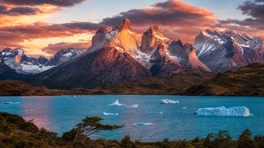 Chile: Torres del Paine granieten naalden smaragdgroen meer vlecht Lago Pehoe-koord onder handelsstapelwolken, Atacama Valle de la Luna zoutrug kopernevel vlecht Valparaiso-kabeltram pastel stapels naar Magellaanstraat benzinegolven en Maipo-vallei Cabernet perkamentstoflint in de hero-afbeelding - achtergrond voor CLP-refugio-streepjes, USD catamaran-charter-stempelvouwen in Puerto Natales jachthaven ijsglijkaais en turfgerookte vis op de weegschaal in Valdivia.