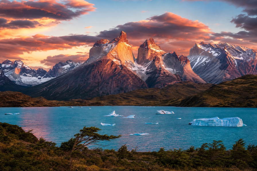 Chile: Torres del Paine granieten naalden smaragdgroen meer vlecht Lago Pehoe-koord onder handelsstapelwolken, Atacama Valle de la Luna zoutrug kopernevel vlecht Valparaiso-kabeltram pastel stapels naar Magellaanstraat benzinegolven en Maipo-vallei Cabernet perkamentstoflint in de hero-afbeelding - achtergrond voor CLP-refugio-streepjes, USD catamaran-charter-stempelvouwen in Puerto Natales jachthaven ijsglijkaais en turfgerookte vis op de weegschaal in Valdivia.