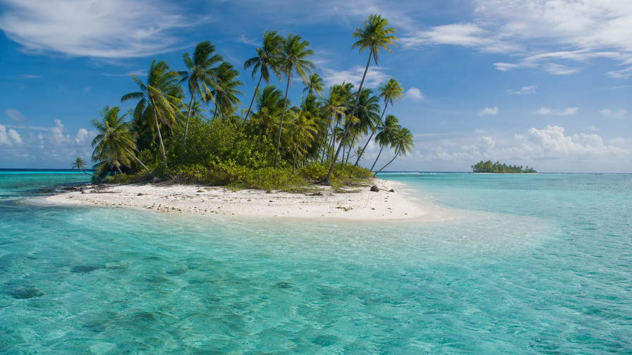 Kokoseilanden (Keeling): jade-vlecht van zuidelijke atol over Home Island golfbanden onder handelsstapelwolken, kopernevel van kokospalmen op West Island naar perkamentstapels bij Direction Island en Cossies-lint bij groeven van inter-eilandveer plus pollenstof boven lagune-cay in de hero - achtergrond voor AUD coöperatie-streepjes, USD charter-stempelvouwen bij glijkais op West Island en gerookte-vis-weegbriefjesbanden op Home Island.