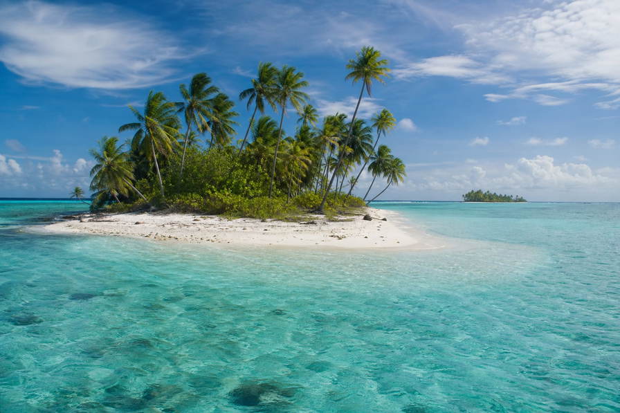 Kokoseilanden (Keeling): jade-vlecht van zuidelijke atol over Home Island golfbanden onder handelsstapelwolken, kopernevel van kokospalmen op West Island naar perkamentstapels bij Direction Island en Cossies-lint bij groeven van inter-eilandveer plus pollenstof boven lagune-cay in de hero - achtergrond voor AUD coöperatie-streepjes, USD charter-stempelvouwen bij glijkais op West Island en gerookte-vis-weegbriefjesbanden op Home Island.