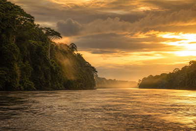 Congo-Brazzaville: okergeel vlechtwerk van de Congo over Malebo-pool golfbanden onder handelsstapelwolken, kopernevel boven een open plek in Odzala-Kokoua naar basilicatoren in Brazzaville en perkamentstapels aan de kade, mistlint van Loufoulakari-watervallen boven plateau-bosstof plus Atlantische brandinggroeven bij Pointe-Noire en boomgelextract-stof uit reservaat Lefini in de hero - achtergrond voor XAF marché-streepjes, USD rivier-charter-stempelvouwen bij veerboot-glijkais in Kinkala en cacao-weegbriefjesbanden in Dolisie.