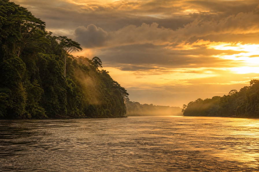 Congo-Brazzaville: okergeel vlechtwerk van de Congo over Malebo-pool golfbanden onder handelsstapelwolken, kopernevel boven een open plek in Odzala-Kokoua naar basilicatoren in Brazzaville en perkamentstapels aan de kade, mistlint van Loufoulakari-watervallen boven plateau-bosstof plus Atlantische brandinggroeven bij Pointe-Noire en boomgelextract-stof uit reservaat Lefini in de hero - achtergrond voor XAF marché-streepjes, USD rivier-charter-stempelvouwen bij veerboot-glijkais in Kinkala en cacao-weegbriefjesbanden in Dolisie.