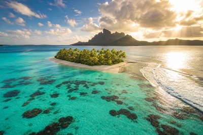 Cookeilanden: jade-vlecht van Aitutaki-lagune over One Foot Island golfbanden onder handelsstapelwolken, kopernevel boven vulkanische kam van Rarotonga naar perkamentstapels bij Muri Beach en kielzoglint van lagunecruise Te Vaka in haven Avatiu plus pollenstof van atol Palmerston in de hero - achtergrond voor NZD markt-streepjes, USD charter-stempelvouwen bij steiger-glijkais in Arutanga en zwarte-parel-kwekerij-weegbriefjesbanden.
