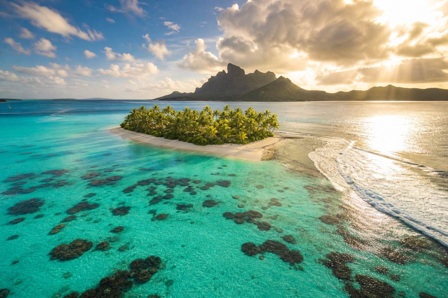Cookeilanden: jade-vlecht van Aitutaki-lagune over One Foot Island golfbanden onder handelsstapelwolken, kopernevel boven vulkanische kam van Rarotonga naar perkamentstapels bij Muri Beach en kielzoglint van lagunecruise Te Vaka in haven Avatiu plus pollenstof van atol Palmerston in de hero - achtergrond voor NZD markt-streepjes, USD charter-stempelvouwen bij steiger-glijkais in Arutanga en zwarte-parel-kwekerij-weegbriefjesbanden.