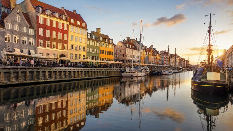 Denemarken: gekleurde Nyhavn-gevels, fietsbruggen over grachten en winderige duinen in de hero - duo voor smørrebrød, discountsupermarkten en compacte Kopenhagen-flats.