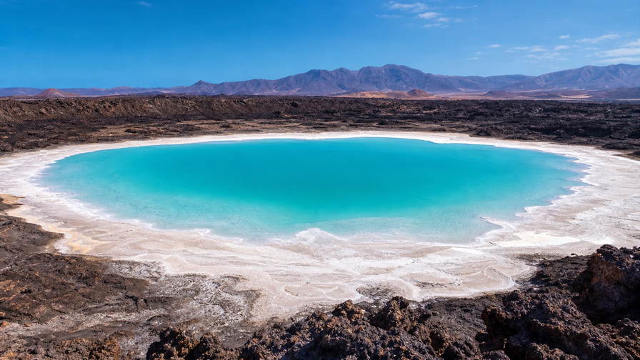 Djibouti: zoutkraagoevers van Lac Assal rond kobaltkleurig pekelwater tegen zwarte lavarimpelingen, chroom van dhow-kielzog in de Golf van Tadjoura richting basaltpunten van Moucha-eiland en broodovengloed op Menelikplein in Djibouti-stad bij schemering in de hero - achtergrond voor aanmeerbonnetjes voor kreeftenboten in Djiboutiaanse franken (DJF), weeglabels voor Afar-kameel-zoutstroppen en streepjes op touw van khatbundels.