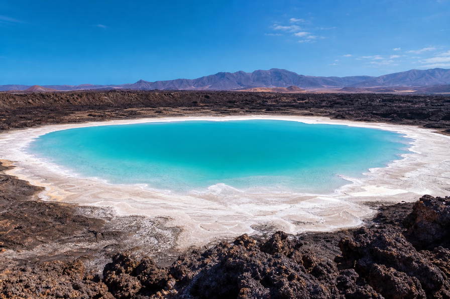 Djibouti: zoutkraagoevers van Lac Assal rond kobaltkleurig pekelwater tegen zwarte lavarimpelingen, chroom van dhow-kielzog in de Golf van Tadjoura richting basaltpunten van Moucha-eiland en broodovengloed op Menelikplein in Djibouti-stad bij schemering in de hero - achtergrond voor aanmeerbonnetjes voor kreeftenboten in Djiboutiaanse franken (DJF), weeglabels voor Afar-kameel-zoutstroppen en streepjes op touw van khatbundels.