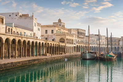 Eritrea: koraalkalken Ottomaanse arcades in Massawa die dhow-masten in het ochtendhavenglas verdubbelen, rationalistisch stucwerk in Asmara in stofamber van de helling en ondiepe Dahlak-wateren boven bleke kalkbodems in de hero - achtergrond voor wisselbriefjes in Eritrese nakfa (ERN), grillrookbonnetjes voor rode snapper in Massawa en telstapels aan de keih-bahli-gebaktoonbank aan Harnet Avenue.