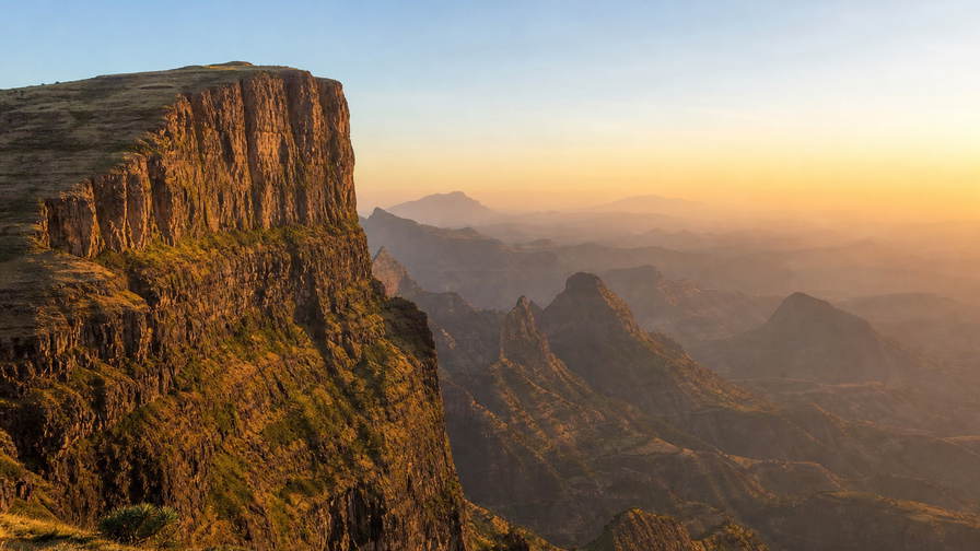 Ethiopië: basaltafgruizingen van de Simienbergen in amberkleurig Afro-alpien ochtendlicht, mist in de Blauwe-Nijlkloof richting papirus-silhouetten op het Tanameer en berbere-zakstoom op de Mercato in Addis onder zinken daken in de hero - achtergrond voor weeglabels voor rood-kersen-koffiepergament uit Yirgacheffe-coöperaties in Ethiopische birr (ETB), toegangskaartjes van het kasteel van Gondar en koolbonnetjes voor jebena-kool bij kraampjes langs de weg in Bole.