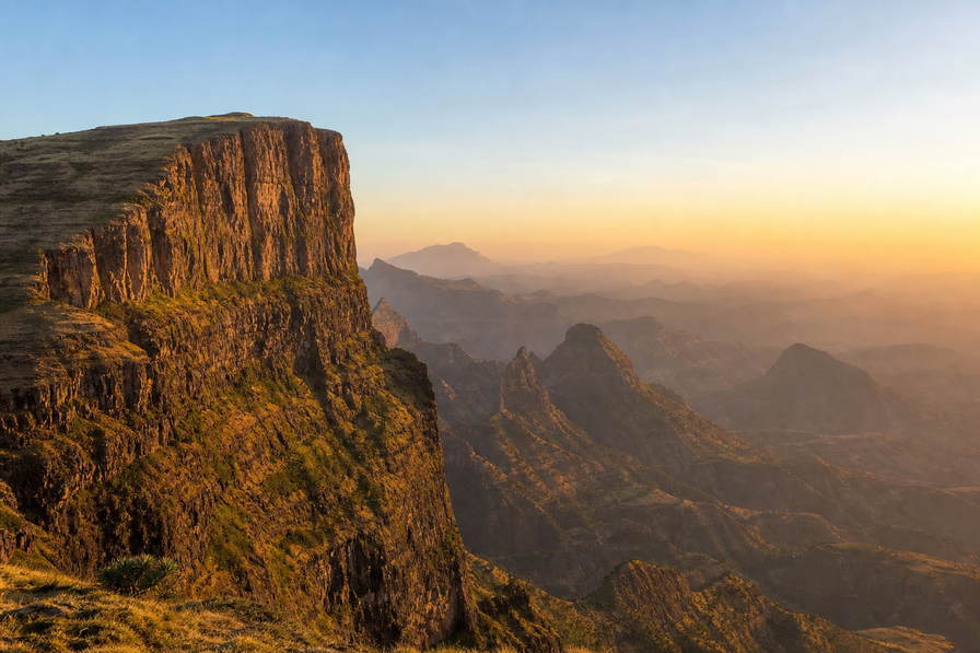 Ethiopië: basaltafgruizingen van de Simienbergen in amberkleurig Afro-alpien ochtendlicht, mist in de Blauwe-Nijlkloof richting papirus-silhouetten op het Tanameer en berbere-zakstoom op de Mercato in Addis onder zinken daken in de hero - achtergrond voor weeglabels voor rood-kersen-koffiepergament uit Yirgacheffe-coöperaties in Ethiopische birr (ETB), toegangskaartjes van het kasteel van Gondar en koolbonnetjes voor jebena-kool bij kraampjes langs de weg in Bole.
