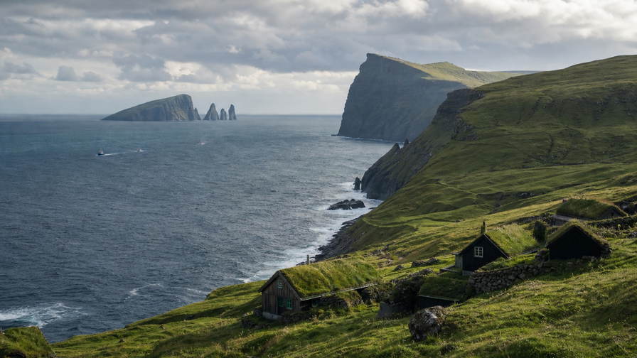 Faeroeer-eilanden: basalt-klif-vlecht van Vestmanna over Atlantische chopbanden onder handels-cumulus, kopernevel van een turf-dak-dorp naar perkamentstapels bij haven Torshavn en lint van meer Sorvagsvatn naar stapels bij Mykines plus weidegruis van Faeroeer-schapen in de hero - achtergrond voor DKK markt-streepjes, EUR helikopter-charter-stempelvouwen bij glijkais van vliegveld Vagar en kabeljauw-rook-weegbriefjesbanden in Klaksvik.