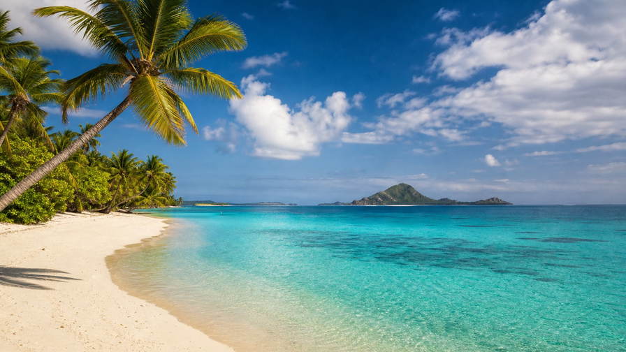 Fiji: kobaltkleurige lagunevlaktes van de Mamanuca-eilanden die kalksteeneilandranden van de Yasawa's vlechten onder cumulusstapels, mastglans van jachthaven Port Denarau naar kavawortelpiramides in de schaduw van de hallen van de gemeentelijke markt in Suva en boterachtige nevel boven zandduinen bij de Sigatoka-rivier in de hero - achtergrond voor souvenirkramenzettels in Fijiaanse dollars (FJD), bonnen voor resorttransfers met snelle catamarans en gevouwen weegbriefjes voor sevusevu-kavabundels in dorpen.