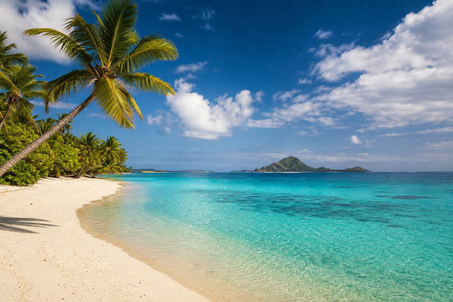 Fiji: kobaltkleurige lagunevlaktes van de Mamanuca-eilanden die kalksteeneilandranden van de Yasawa's vlechten onder cumulusstapels, mastglans van jachthaven Port Denarau naar kavawortelpiramides in de schaduw van de hallen van de gemeentelijke markt in Suva en boterachtige nevel boven zandduinen bij de Sigatoka-rivier in de hero - achtergrond voor souvenirkramenzettels in Fijiaanse dollars (FJD), bonnen voor resorttransfers met snelle catamarans en gevouwen weegbriefjes voor sevusevu-kavabundels in dorpen.