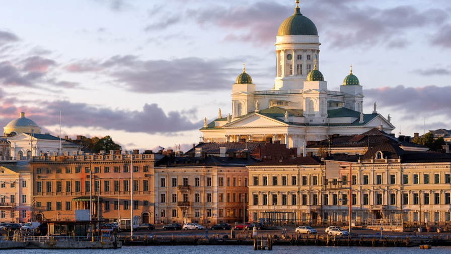 Finland: berkenmeren, saunarook en ijsbrekers in de haven van Helsinki in winterlicht in de banner - visueel anker voor roggebrood, korvapuusti-cafés en stadsverwarmings-huurposten.