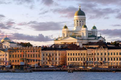 Finland: berkenmeren, saunarook en ijsbrekers in de haven van Helsinki in winterlicht in de banner - visueel anker voor roggebrood, korvapuusti-cafés en stadsverwarmings-huurposten.