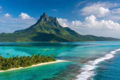 Frans-Polynesië: jade-vlecht van Bora Bora-lagune over Moorea-kam golfbanden onder handelsstapelwolken, kopernevel bij motu van Huahine naar perkamentstapels aan de kade van Papeete en atol-lint van Tikehau bij zuidelijke pas van Fakarava plus driftstof in Rangiroa-pas in de hero - achtergrond voor XPF markt-streepjes, EUR inter-eiland-charter-stempelvouwen bij kade-glijkais in Papeete en USD zwarte-parel-weegbriefjesbanden.