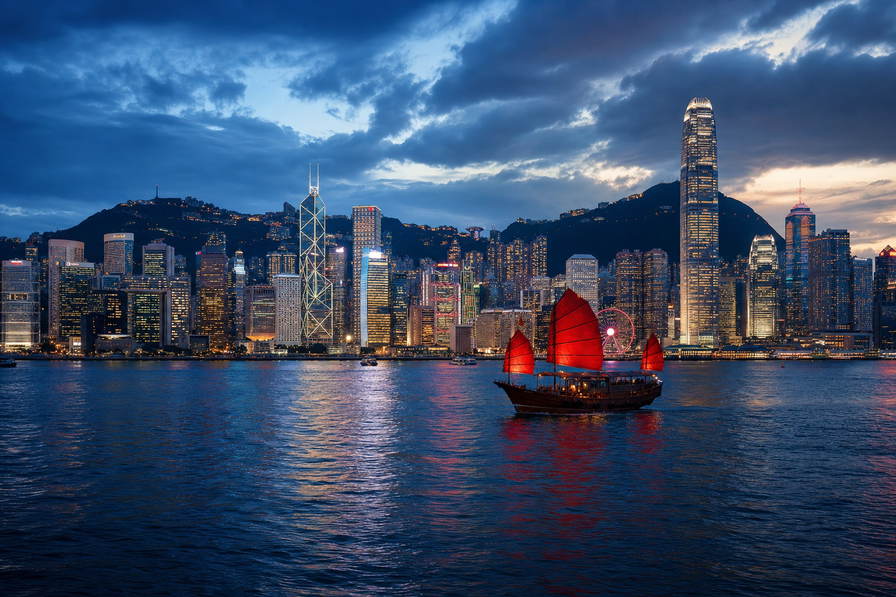 Hongkong: kobaltkleurige inham van Victoria Harbour die rode-jonk-parabolen vlecht onder tyfooncumulus, nevelige glazen wolkenkrabberstapels in Central naar neonmarkiezen op Temple Street en krijtwitte sporen van de Star Ferry met silhouetkam boven Kowloon in de hero - achtergrond voor Octopus-tapbonnen in Hongkong-dollar (HKD), gevouwen dimsum-stoommandtickets en ritstempels van de Peak Tram.