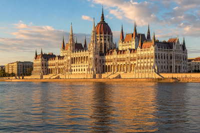 Hongarije: rivierparlement-silhouetten, stoom van thermen en Puszta-horizon in de header - haak voor lángos, paprika-markten en huur per wijk in Boedapest.