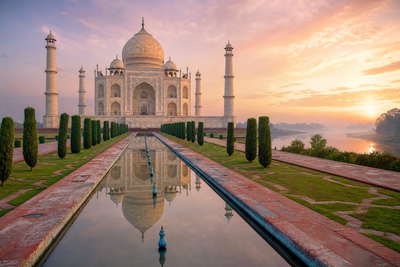 India: Taj Mahal-marmer in saffraanroze Yamuna-morgennevel dat in het spiegelbassin breekt, kleilampenrook op de ghats van Varanasi richting traliewerk van de windramen van Hawa Mahal in Jaipur en kokospalmspiegelingen in de backwaters van Kerala in de hero - achtergrond voor rolletjes chaibonnen in Indiase roepies (INR), weeglabels voor bulkkurkuma en verzendbriefjes voor kisten met moessonzijde-sari's.