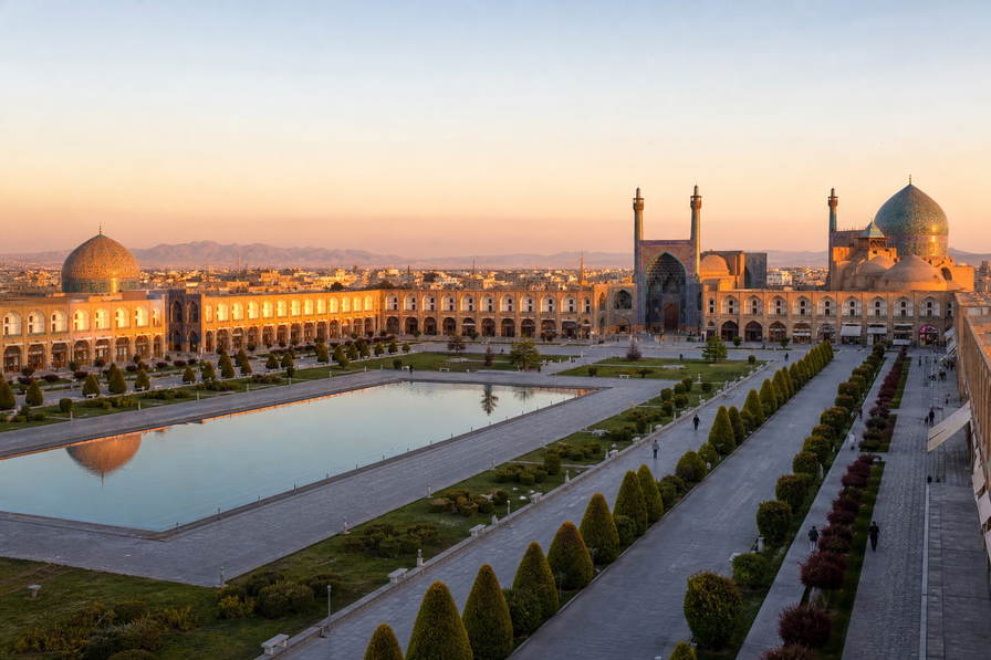 Iran: spiegelmozaïek in Isfahan, zuilenterassen van Persepolis en rozenwater-bazargewelven in de hero - kader voor kebabrook, saffraanrijst en tapijtprijzen op de souk.